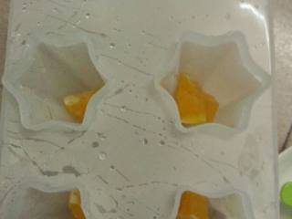 5、香橙牛奶冰棒,拿出模具放入刚才备好的香橙