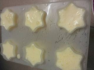 6、香橙牛奶冰棒,在倒入搅好的汁