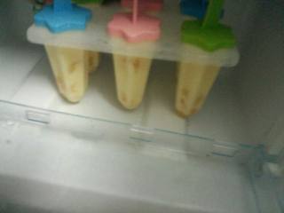 7、香橙牛奶冰棒,在盖上模棒放入冷冻冻到第二天