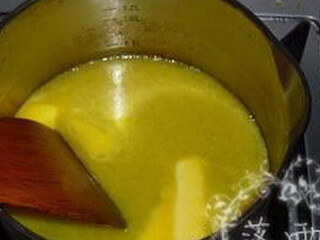 1、奶油泡芙,将水、盐、糖、黄油装入锅中，中火加热稍稍搅拌