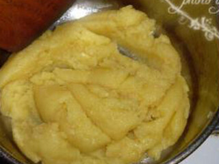 2、奶油泡芙,倒入全部面粉，用木勺快递搅拌至完全融合无颗粒关火