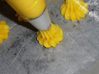 4、奶油泡芙,将面糊装入裱花袋，挤入铺了油纸的烤盘