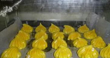 5、奶油泡芙,送入预热210度的烤箱，先烤15分钟左右，等泡芙膨胀起来后把温度调至180度再烤30分钟左右