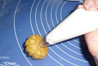 6、奶油泡芙,等泡芙冷却后，将奶油挤入泡芙里即可