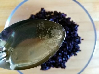 5、黑米雪花球,加入一勺蜂蜜