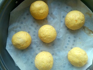 13、黑米雪花球,全部包好放入铺好油纸的蒸5-10