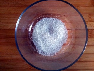 14、黑米雪花球,取一空碗倒入适量椰蓉待用