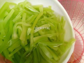 4、红油莴笋～开胃爽口,然后倒出来篮子里