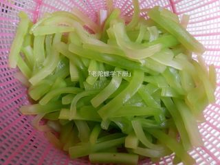 5、红油莴笋～开胃爽口,直到把水份沥干