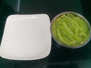 6、红油莴笋～开胃爽口,准备一个圆碗，把沥干水份的莴笋装进碗里压平压实