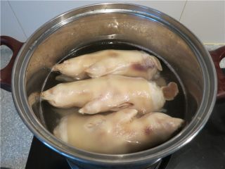 6、软糯香吃一口好满足--卤水猪蹄,将猪蹄放入煮锅