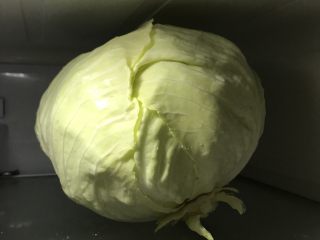 1、清炒包菜,首先你要有一颗水嫩嫩的包菜????