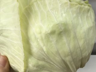 2、清炒包菜,剥下叶片