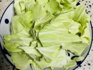 4、清炒包菜,洗干净后撕碎