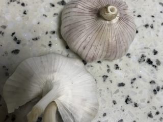 5、清炒包菜,准备大蒜