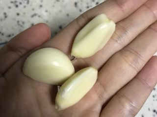 6、清炒包菜,去皮