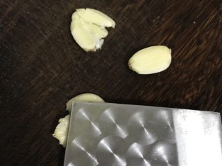 7、清炒包菜,用刀背拍碎