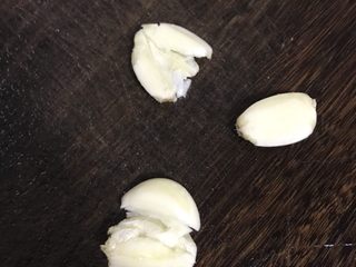 8、清炒包菜,如图即可