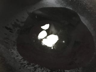 12、清炒包菜,油热后倒入大蒜