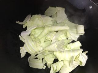 14、清炒包菜,倒入包菜