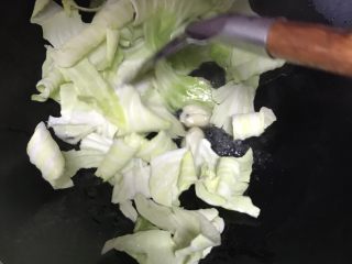 15、清炒包菜,翻炒均匀
