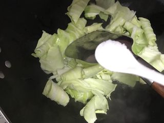 18、清炒包菜,倒入盐后继续翻炒