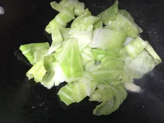 19、清炒包菜,炒制变色后加入鸡精