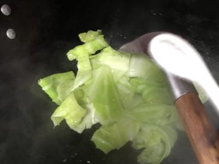 21、清炒包菜,鸡精调味