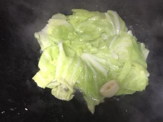 22、清炒包菜,完全翻炒均匀变色变软即可