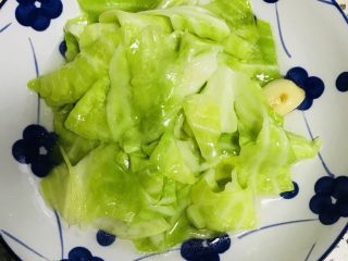 23、清炒包菜,关火装盘