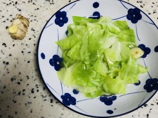 24、清炒包菜,两人份足够