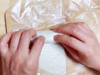 11、香酥牛肉饼,从上至下卷起,卷至1/2处,两侧卷进来,包住肉馅不漏出,再继续往下卷起。