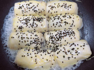 14、香酥牛肉饼,倒入少量水,大约80ml左右,盖盖儿小火儿焖熟肉饼。