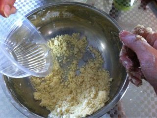 4、南瓜派,加入水,揉成光滑的面团。