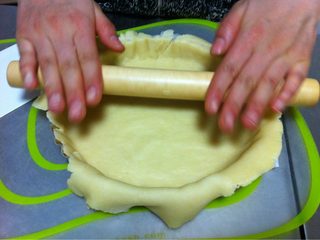 7、南瓜派,把派皮放在模具中。