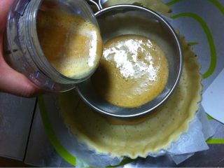 11、南瓜派,派陷过晒。倒入事先做好的派皮中。