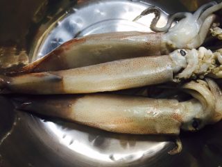 1、铁板鱿鱼,三条鱿鱼先解冻