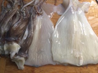 2、铁板鱿鱼,去掉内脏，撕掉表面那层膜，清洗干净