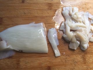 3、铁板鱿鱼,切成条状