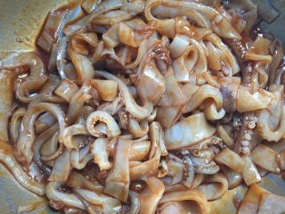 5、铁板鱿鱼,放入蚝油，韩式辣酱，盐，糖，料酒，搅拌均匀，腌制十来分钟