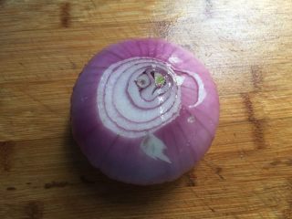 6、铁板鱿鱼,洋葱去掉外皮洗干净