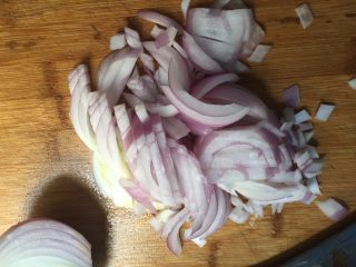 7、铁板鱿鱼,洋葱对半切开，先把一半切小块