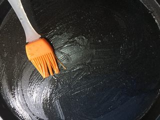 8、铁板鱿鱼,铁板刷一层油