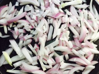 9、铁板鱿鱼,把刚切好的洋葱均匀的码在铁板上