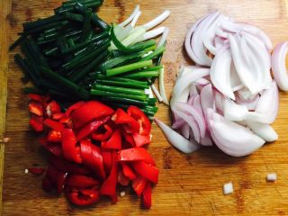 10、铁板鱿鱼,剩一半洋葱切大块，红辣椒洗净切块，葱洗净切段