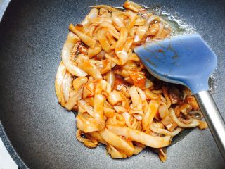 12、铁板鱿鱼,放入腌制好的鱿鱼翻炒