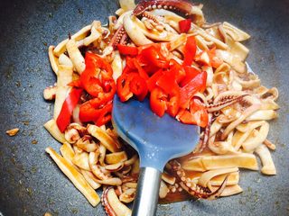 13、铁板鱿鱼,炒至鱿鱼卷起放入红辣椒翻炒