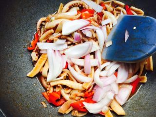 14、铁板鱿鱼,再放入洋葱