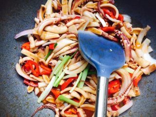 15、铁板鱿鱼,放入葱白