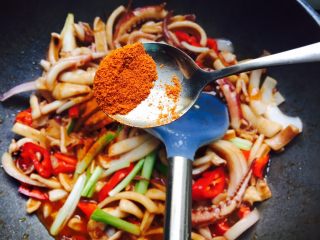 16、铁板鱿鱼,放入辣椒粉